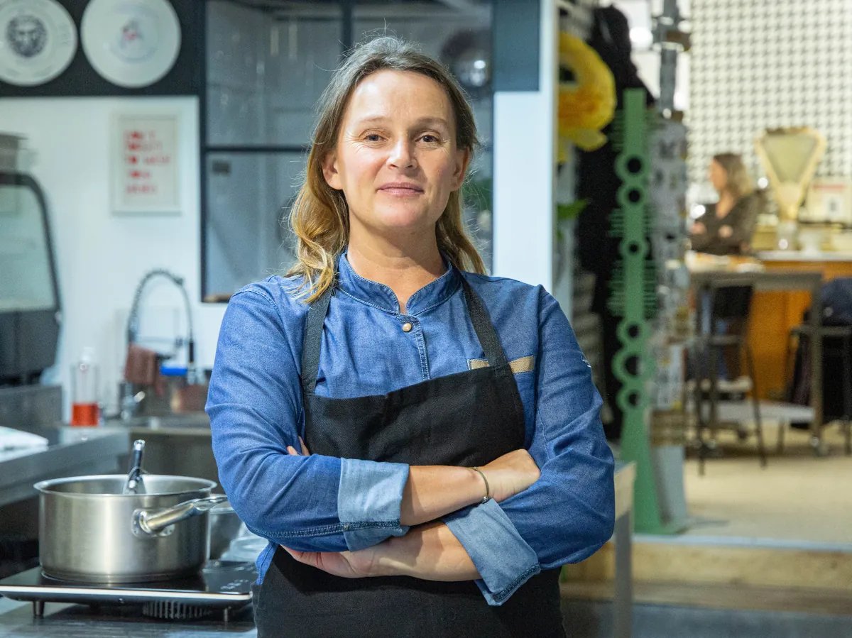 Fanny Bronner dans son atelier de cuisine du Vieux Lyon