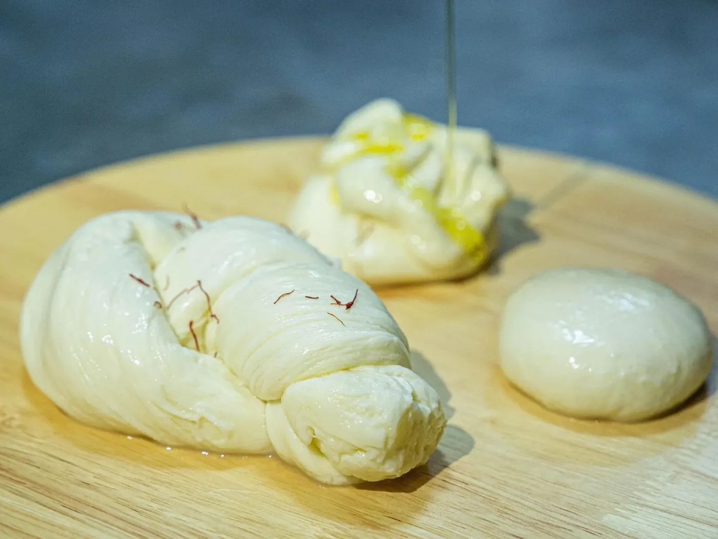 Tresses de mozzarella au lait cru façonnées pendant un atelier